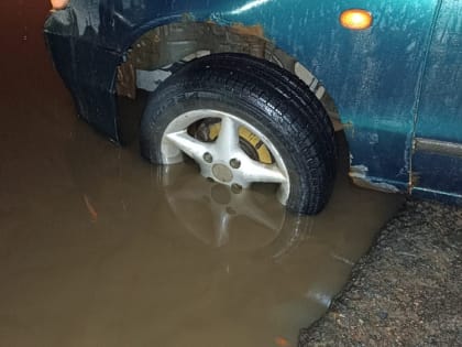 В Ярославле пробившие колеса водители часами ждут сотрудников ГИБДД