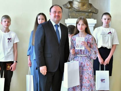 Мэр вручил паспорта юным ярославцам