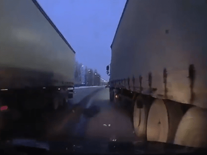 Появилось видео, как легковушка в Ярославле едва не попала в ловушку из фур