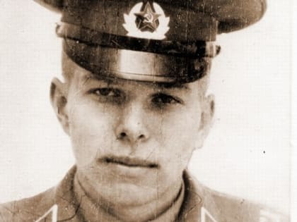 Студенты возложили цветы к стеле воинам-интернационалистам