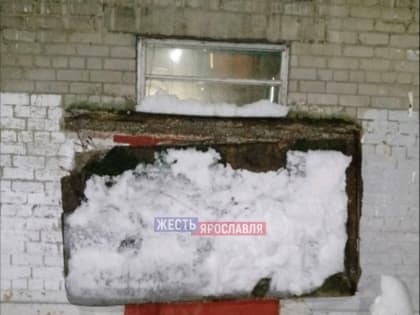 В Ярославле рухнул козырек подъезда жилого дома