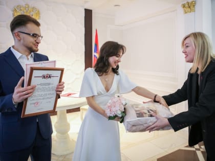 В Рыбинске поздравили тысячную пару молодоженов