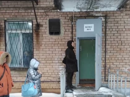 В Ярославле пациенты поликлиник вынуждены стоять в очередях на улице