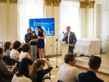 Алексей Константинов поздравил лучших выпускников региона