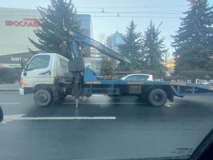 В центре Ярославля эвакуируют авто за нарушение правил парковки