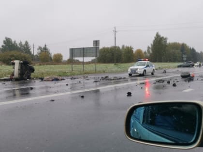 На трассе М8 в результате столкновения двух авто погибли два человека