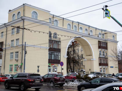 Построили на кладбище, расстреливали жильцов: как появился легендарный дом с аркой в центре Ярославля