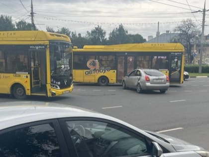 ДТП в Ярославле: столкновение иномарки и автобуса