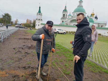 Отметили День отца озеленяя город.