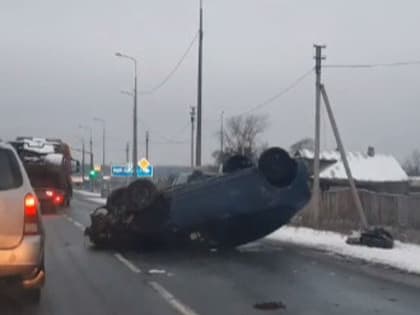 В Ярославской области на дороге перевернулась машина. Видео