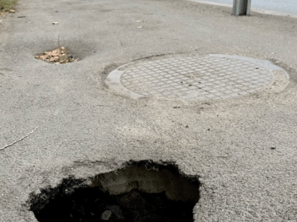 В Ярославле образовалась дыра на Октябрьском мосту