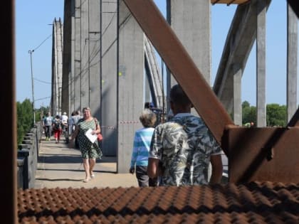 Движение по мосту через Волгу снова полностью остановят. Подробности