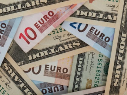 Банк России призвал россиян избавляться от доллара и евро