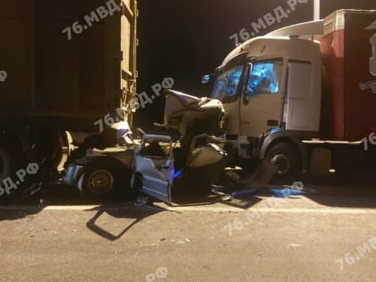 В Ярославской области в массовом ДТП с четырьмя грузовиками погиб мужчина, пострадала женщина