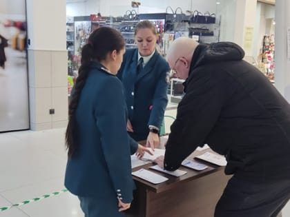 Посетителям торгового центра рассказали о способах уплаты налоговой задолженности