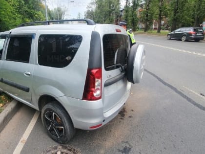 На Тутаевском шоссе в Ярославле водитель «Лады» врезался в столб