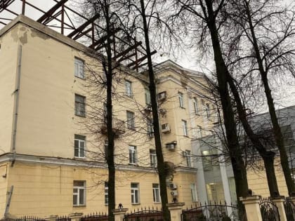 В Ярославле начали реконструировать крышу дома с клиникой экс-депутата
