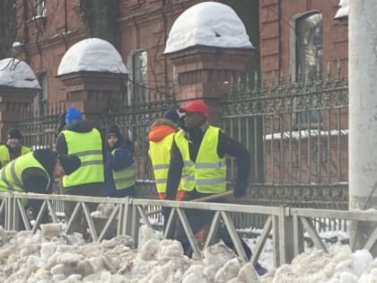 На уборке Ярославля от снега трудится темнокожий дворник