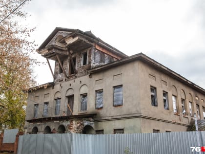 Наследие купцов: в Ярославле приходит в запустение 200-летний особняк на берегу Волги. Чей он