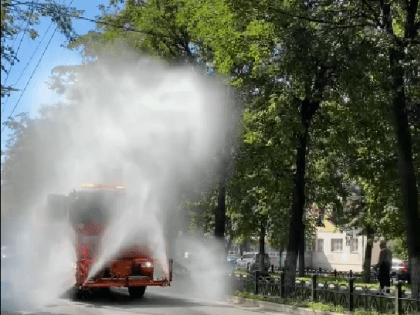 В Ярославле из-за жары запустили водное орошение улиц