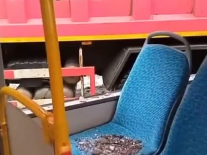 В Ярославле желтый автобус врезался в грузовик