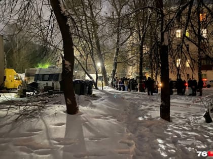 Скандируют название: в Ярославле десятки школьников столпились на съемках финала «Слова пацана». Видео