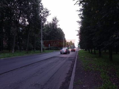 Подрядчик из-за спешки уложил некачественный асфальт на дороге в Ярославле