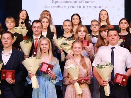 Выпускники-отличники получили губернаторские знаки за успехи в учебе