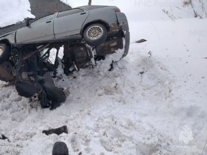 В Ярославской области автомобиль врезалась в мостовое ограждение и вылетел с трассы к реке