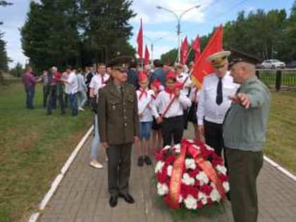 Ярославские коммунисты возложили цветы к памятнику Сибирякам