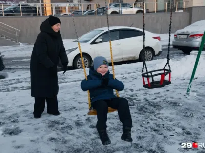 Всё началось с обычной простуды и ушиба: мама школьника рассказала, как болезнь сына изменила жизнь семьи — видео