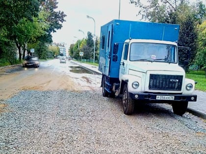 На дороге Рыбинска провалился автомобиль