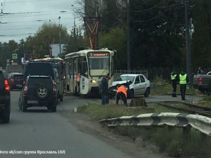 В Ярославле трамвай и легковушка не поделили дорогу