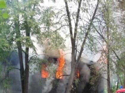 На улице Судостроителей в Ярославле сначала загорелась машина, а через час   вспыхнул дом