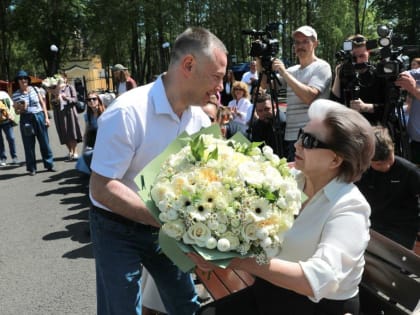 Михаил Евраев и Валентина Терешкова оценили благоустройство территории у музея «Космос»