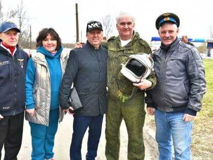 В День космонавтики по улицам Ярославля проехала колонна классических автомобилей
