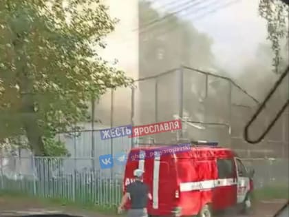 В центре Ярославля горит заброшенный дом