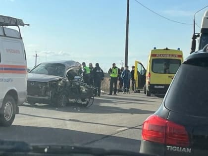 На окружной дороге Ярославля кроссовер столкнулся с фурой