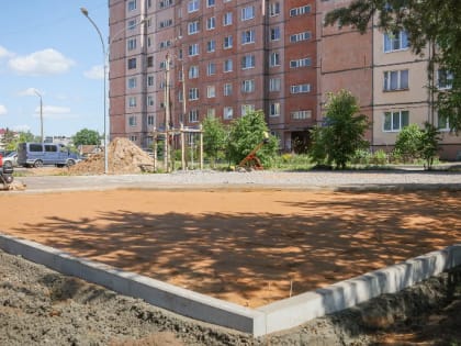 В отремонтированных дворах устанавливают детские площадки