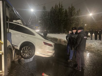 В Рыбинске иномарка на полном ходу врезалась в автобус с пассажирами. Есть пострадавшие