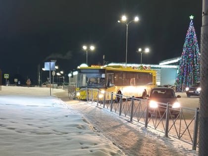 Жёлтый автобус снёс тротуарное ограждение в Ярославле