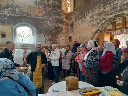 В ВОЗРОЖДАЮЩЕМСЯ КРЕСТОВОЗДВИЖЕНСКОМ ХРАМЕ С. СИДОРКОВО (СЕЛИФОНТОВО) СОВЕРШЕН МОЛЕБЕН