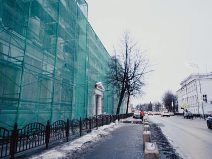 На центральной улице Ярославля частично перекрыли тротуар