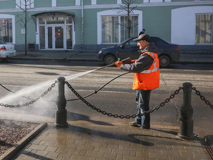 В Рыбинске моют тротуары и дороги