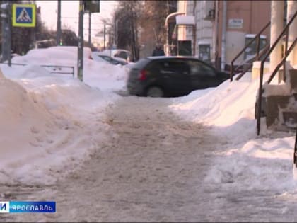 В Ярославле на тротуарах под снегом сохраняется лед
