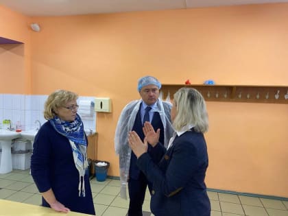Мэр Ярославля разобрал жалобу о пятнистых сосисках в школе