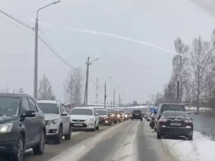 У Толгского монастыря выстроилась рождественская пробка