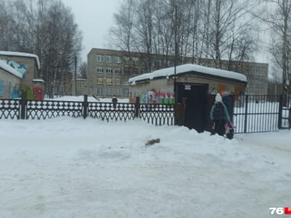 «Это что вообще?»: у школы дверь с домофоном установили к забору, через который можно перешагнуть
