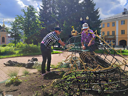 Клумбы-рыбы обустраивают специалисты на бульварах Рыбинска