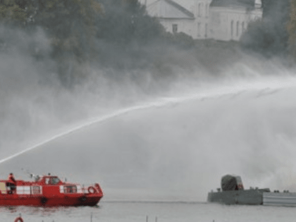 В Рыбинске в ходе ремонта загорелся шлюзовой буксир